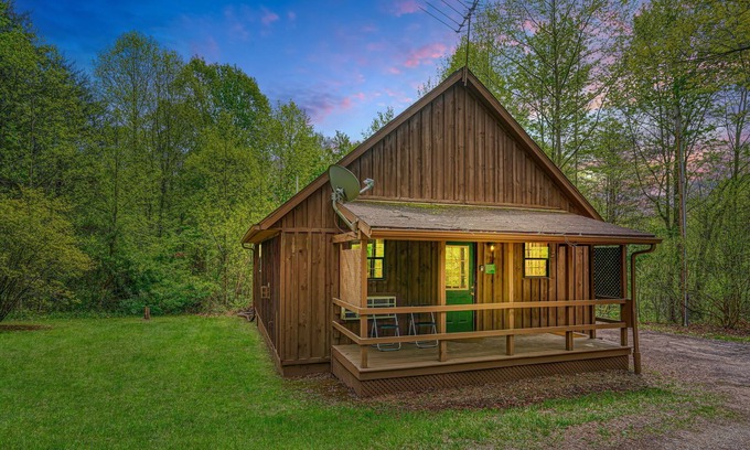 Logan Cabin | Blue Rose Cabins - Pinecrest Cabin