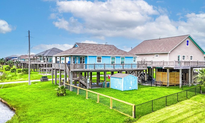 Crystal Beach House | Blue Seagull: 2 BR, 2 BA House in Crystal Beach, Sleeps 7