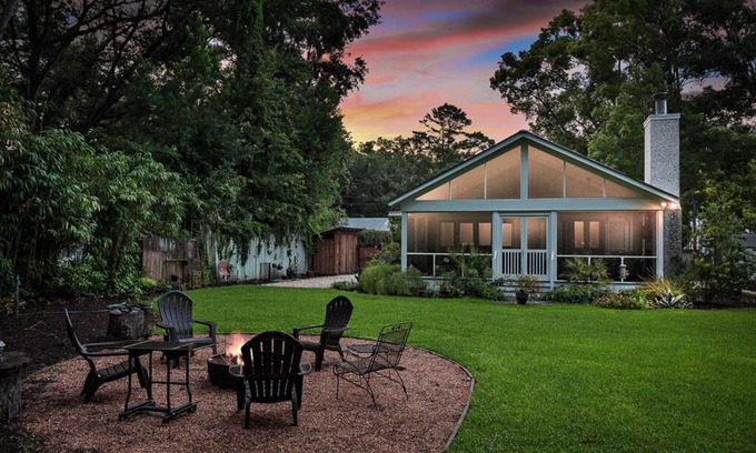 Kings Terrace House | Blue Skies Cottage! Fun South Island Beach Cottage, Fire Pit, Private Backyard Close to EVERYTHING!
