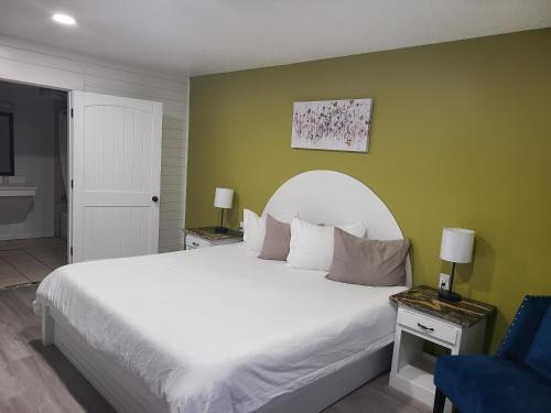 Blue Ridge Hotel | Blue Sky Inn- Complimentary Happy Hour Th-Sun, Veteran owned, Full Breakfast, Best green space, 1 mile from Blue Ridge, Fire Pit