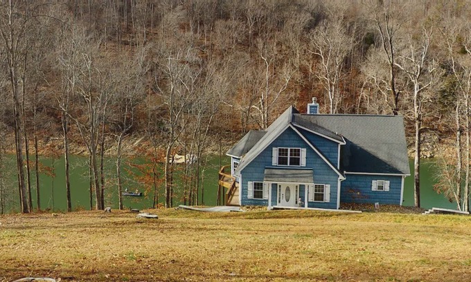 Maynardville Cabin | Blue Sky Retreat- Norris Lake Family Fun with a Home Theater Room!!! Blue Sky Retreat-Wonderful Lakefront 4 bed 3.5 bath with Theater room and double deck dock. Sleep 8 currently but will sleep at least 12 this spring.