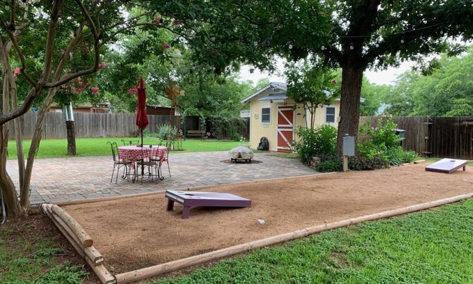 Fredericksburg House | " BLUE SKYLARK" is two blocks from main and one mile from Historic downtown.