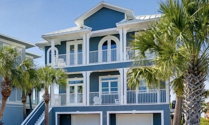 Caribbean Isle House | Blue Sound: Gorgeous LARGE, PRIVATE HOME in Gated Beach Community