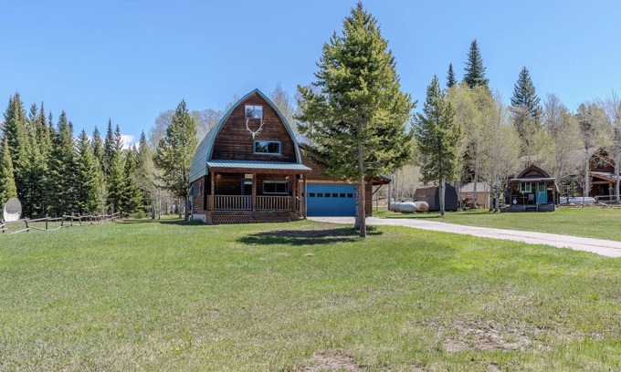 Lazy Acres House | Blue Spruce Cabin - Roam Property Management