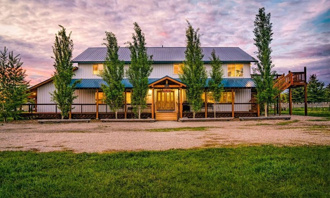 Victor House | Blue Spruce Inn 1.25 acres mountain views 6 bed 6.5 bath 4,040 sqft - 2 kitchens