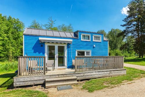 Zeewolde Ski Chalet | Blue Tiny House with HotTub