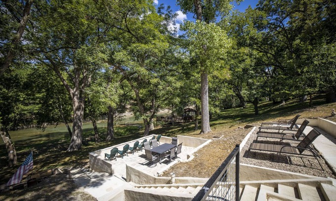 New Braunfels House | Blue Water Lodge- Guadalupe riverfront, Newly remodeled, sleeps 12!
