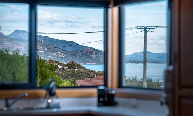 Coles Bay House | Blue Waves