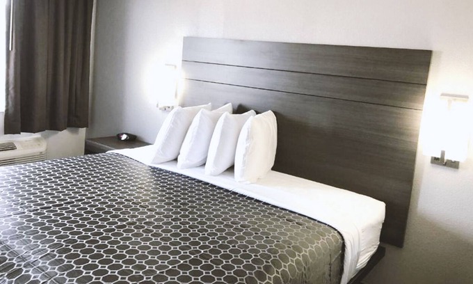 Arena District Hotel | Blue Way Inn By Jasper Near Frost Bank Center -Comfort 1 King Bed Non Smoking