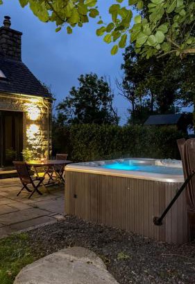 Newry House | Bluebell Cottage - with hottub