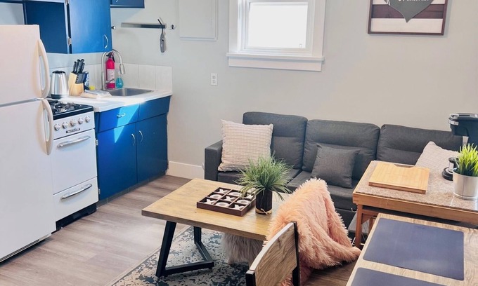 Bankview Apartment | BLUEBERRY - 1 Bedroom/1 Bath Suite in Bankview, Calgary (Sleeps 2)