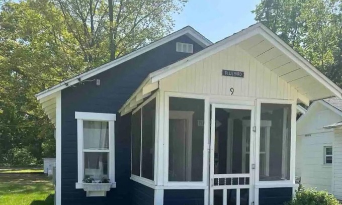 Ludington Cottage | Bluebird Cottage in Vacation Lane.