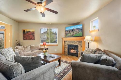 Southwest Bend House | Bluebird Day - Canyon Retreat