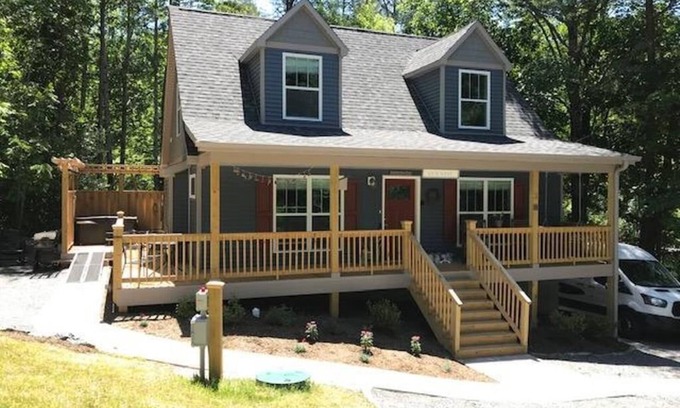 Black Mountain Cottage | Bluebird Hideaway: 1 Private Acre, Hot Tub, & Pets Allowed!