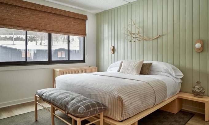 Lake Placid Hotel | Bluebird Lake Placid l Spacious King Suite with Sitting Area