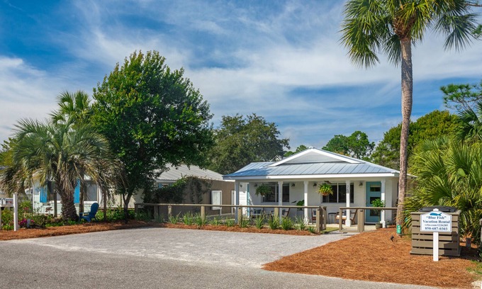 Santa Rosa Beach Cottage | Bluefish Coastal Cottage 🐟 WALK TO THE BEACH! HOT TUB!📍Blue Mt. Beach 30A