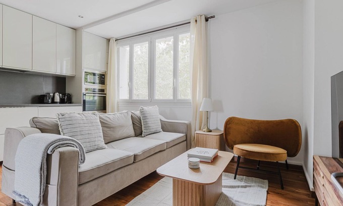 Republique–Point-du-Jour Apartment | Blueground | Auteuil, near football & tennis
