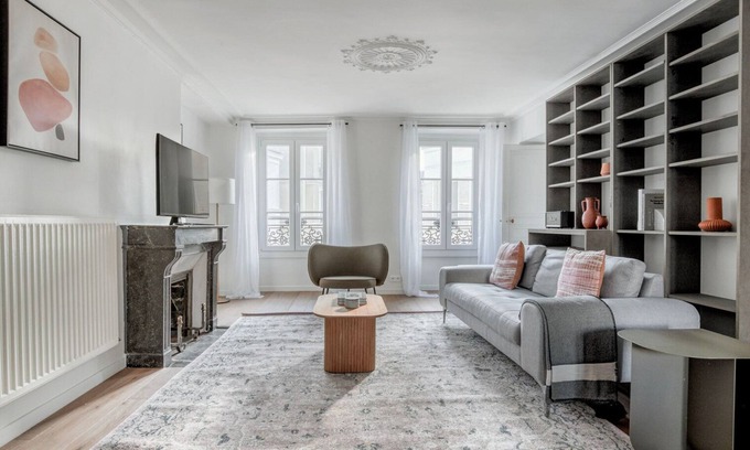 Batignolles Apartment | Blueground | Batignolles, nr dining & stores