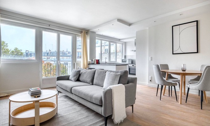 Saint-Vincent-de-Paul Apartment | Blueground | Beaugrenelle, elevator & concierge