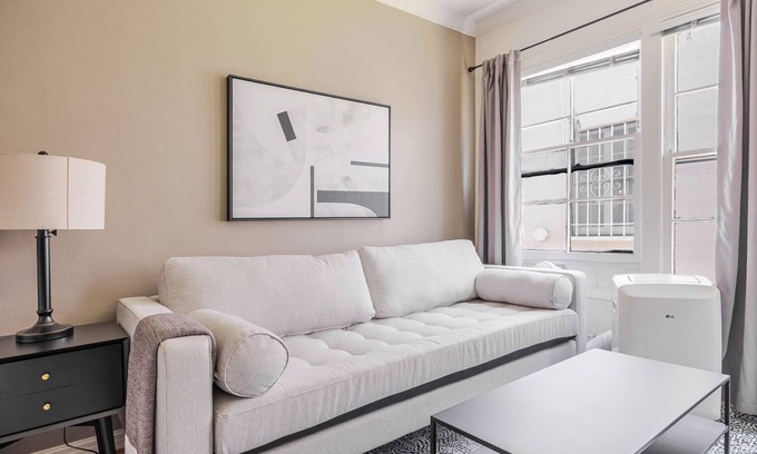 Beverly Hills Apartment | Blueground | Beverly Hills, view, nr Beverly Hills Park