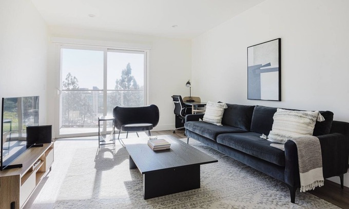 West Los Angeles Apartment | Blueground | Brentwood, rooftop & AC, near UCLA