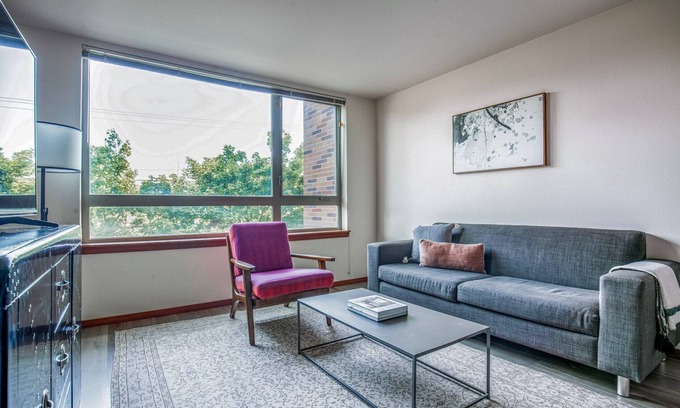 Brighton Apartment | Blueground | Brighton, balcony, nr Othello Park
