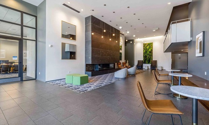 Brighton Apartment | Blueground | Columbia City, gym & w/d, nr park