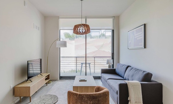 Midtown Apartment | Blueground | Edgewater, pool, nr Bayfront Park