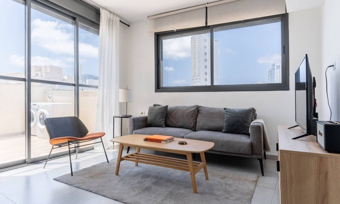 Florentin Apartment | Blueground | Florentine, City view, Top Floor (TLV-1)
