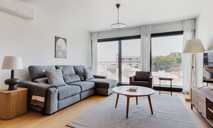 Santa Engracia Apartment | Blueground | Graça, rooftop pool, bbq & elev