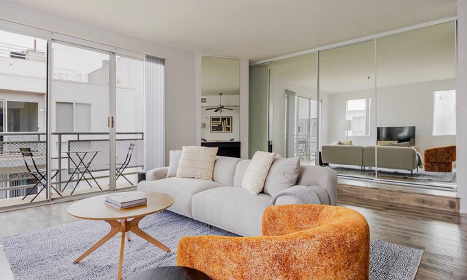 Hollywood Apartment | Blueground | Hollywood, gym, AC, nr Runyon