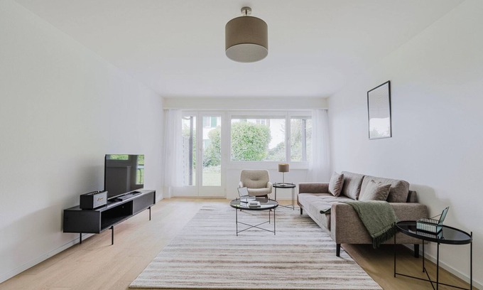 Horgen District Apartment | Blueground | Horgen, laundry appliances