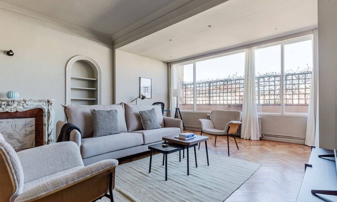 Dreta de l'Eixample House | Blueground | La Dreta, balcony & AC, nr Sagrada