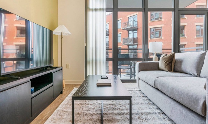 Clarendon Apartment | Blueground | Lyon Village, pool, nr Arlington Park