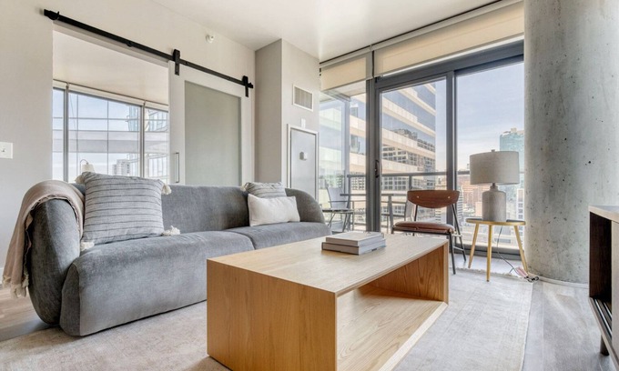 Downtown Chicago Apartment | Blueground | Near North, pool, nr Riverwalk