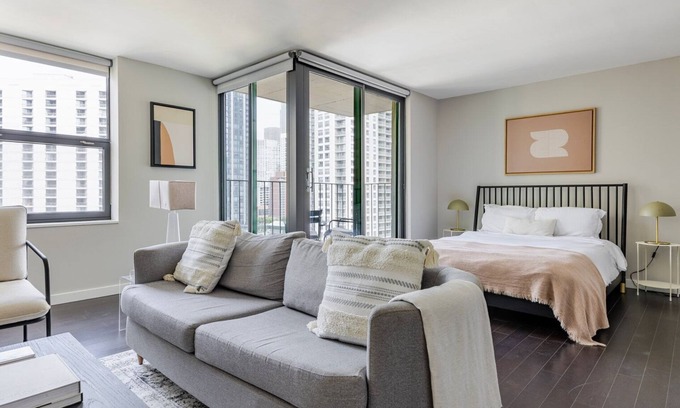 Near North Side Apartment | Blueground | Near North, pool, nr Millennium Park
