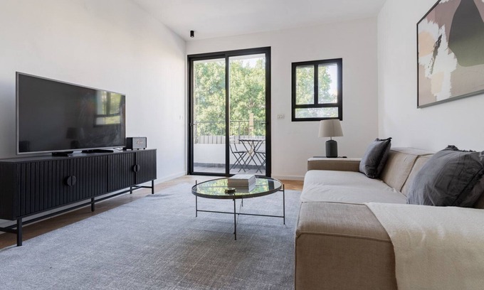 Old North Apartment | Blueground | Old North, Renovated, Balcony (TLV-39)
