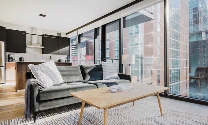 Streeterville Apartment | Blueground | River North, balcony & pool, nr Pier