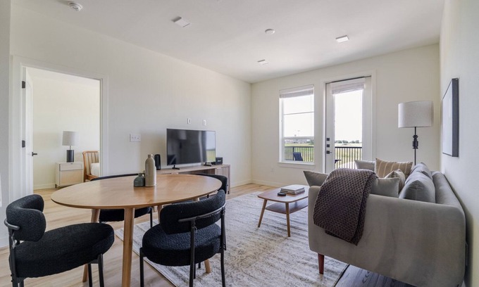 Round Rock Apartment | Blueground | Round Rock, pool, nr Old Settlers Park