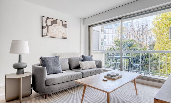 Val-de-Grace Apartment | Blueground | Saint Germain des Prés, balcony
