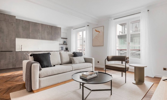 Quartier de la Place-Vendome Apartment | Blueground | Saint-Honoré, nr Place Vendome