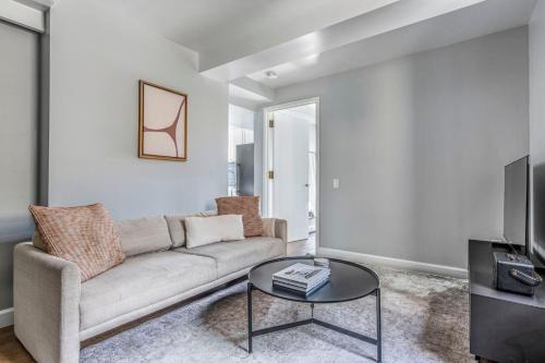 Lincoln Square Apartment | Blueground Upper West Side fitness nr Central Park NYC-1497