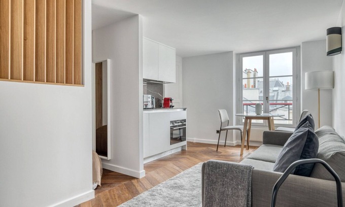 Quartier de la Place-Vendome Apartment | Blueground | Vendome/Saint Honoré, full kitchen