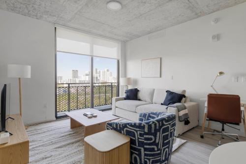 Edgewater Apartment | Blueground Wynwood gym roof pool nr dining MIA-93