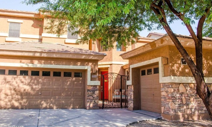 Surprise Farms House | BlueSkySurprise-Large Family home with pool in Surprise