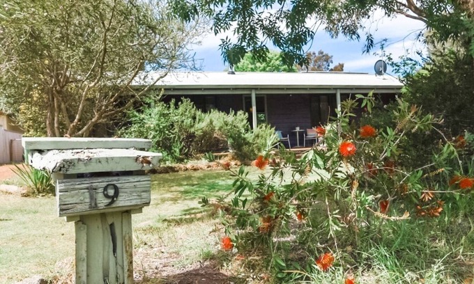 Dunsborough House | Bluewater Cottage - town and beach at your door