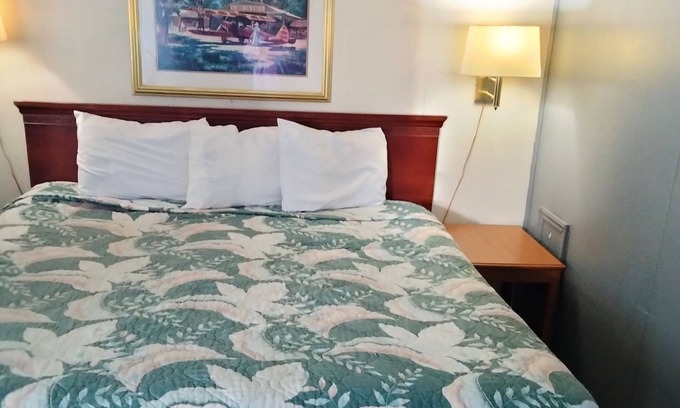 El Dorado Hotel | Blueway Inn & Suites El Dorado-Deluxe 1 King Bed Non-Smoking