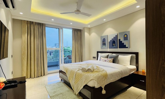 Sector 14 Hotel | BluO 1BHK Suite - Balcony, Gym, Parking, Liftn