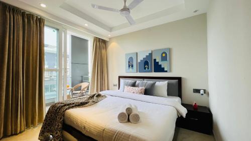 Sector 14 Hotel | BluO 1BHK Suite - Balcony, Lift, Gym, Parking