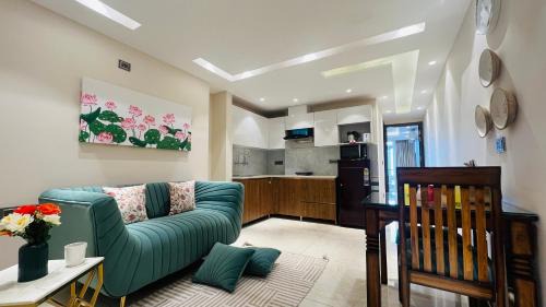Sector 14 Hotel | BluO 1BHK Suite - Balcony, Lift, Gym, Parking, TT
